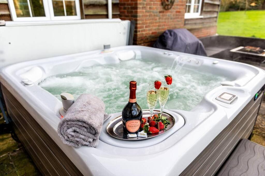 Langford Farmhouse - New Forest National Park Luxury 4Bd, Hot Tub, Cinema, 10 Acres Bartley Exterior photo