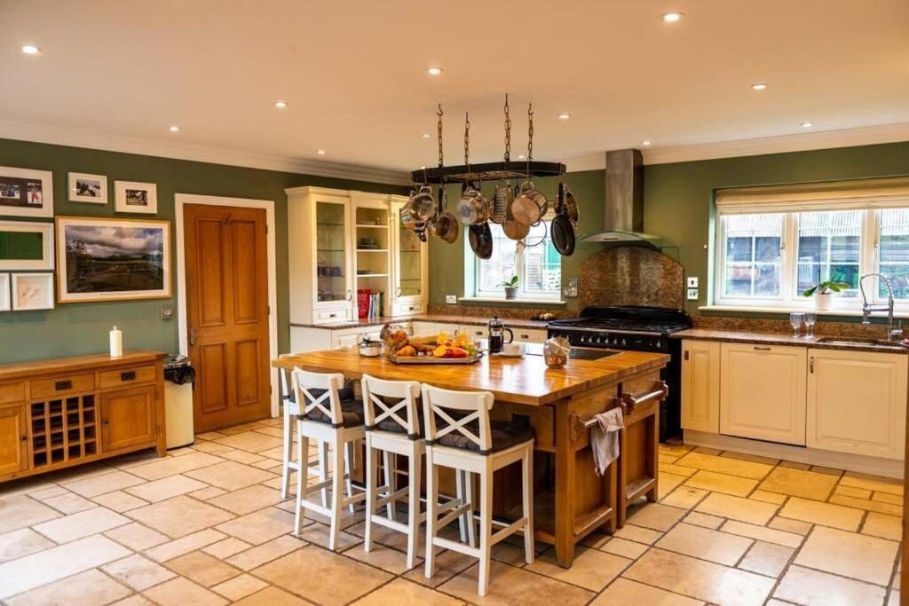 Langford Farmhouse - New Forest National Park Luxury 4Bd, Hot Tub, Cinema, 10 Acres Bartley Exterior photo