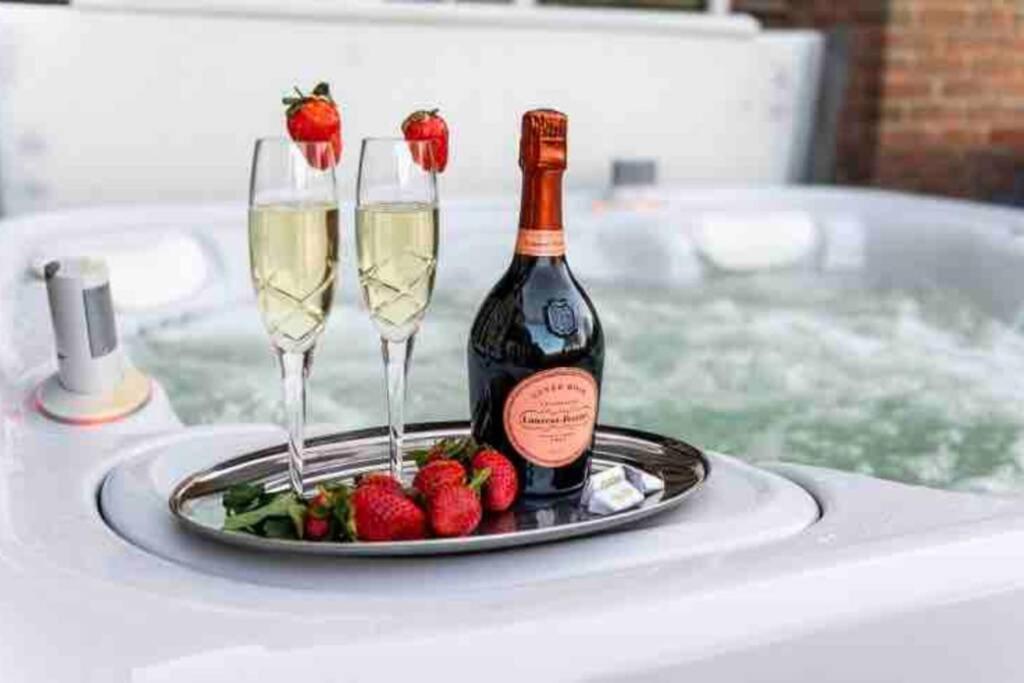 Langford Farmhouse - New Forest National Park Luxury 4Bd, Hot Tub, Cinema, 10 Acres Bartley Exterior photo