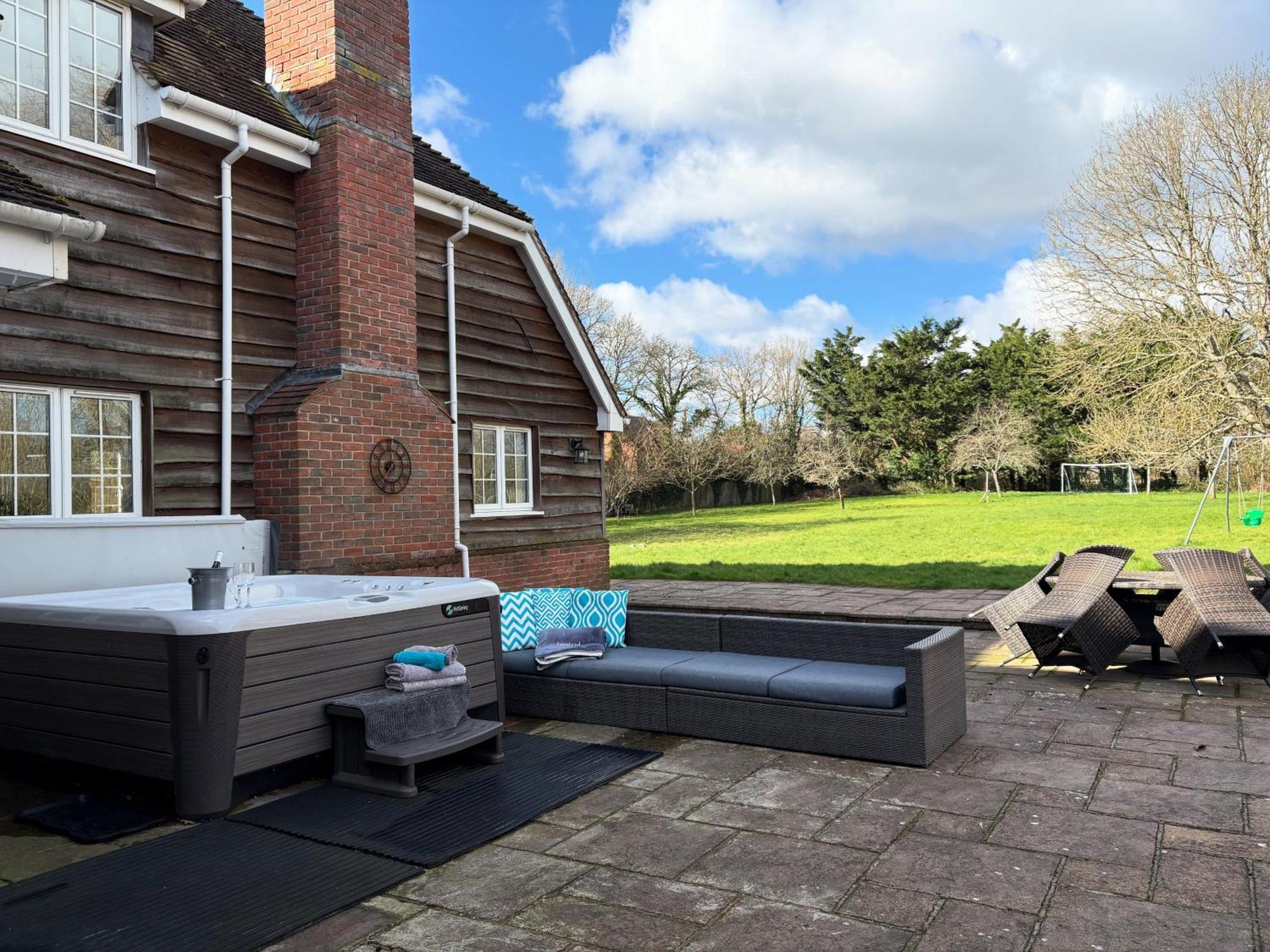 Langford Farmhouse - New Forest National Park Luxury 4Bd, Hot Tub, Cinema, 10 Acres Bartley Exterior photo